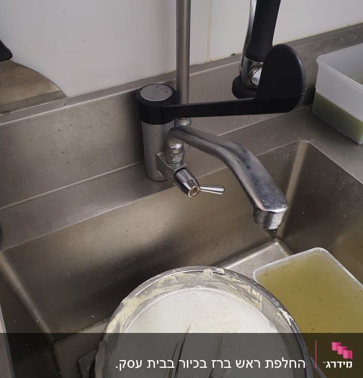 ברז מטבח נירוסטה עם ידית שחורה
